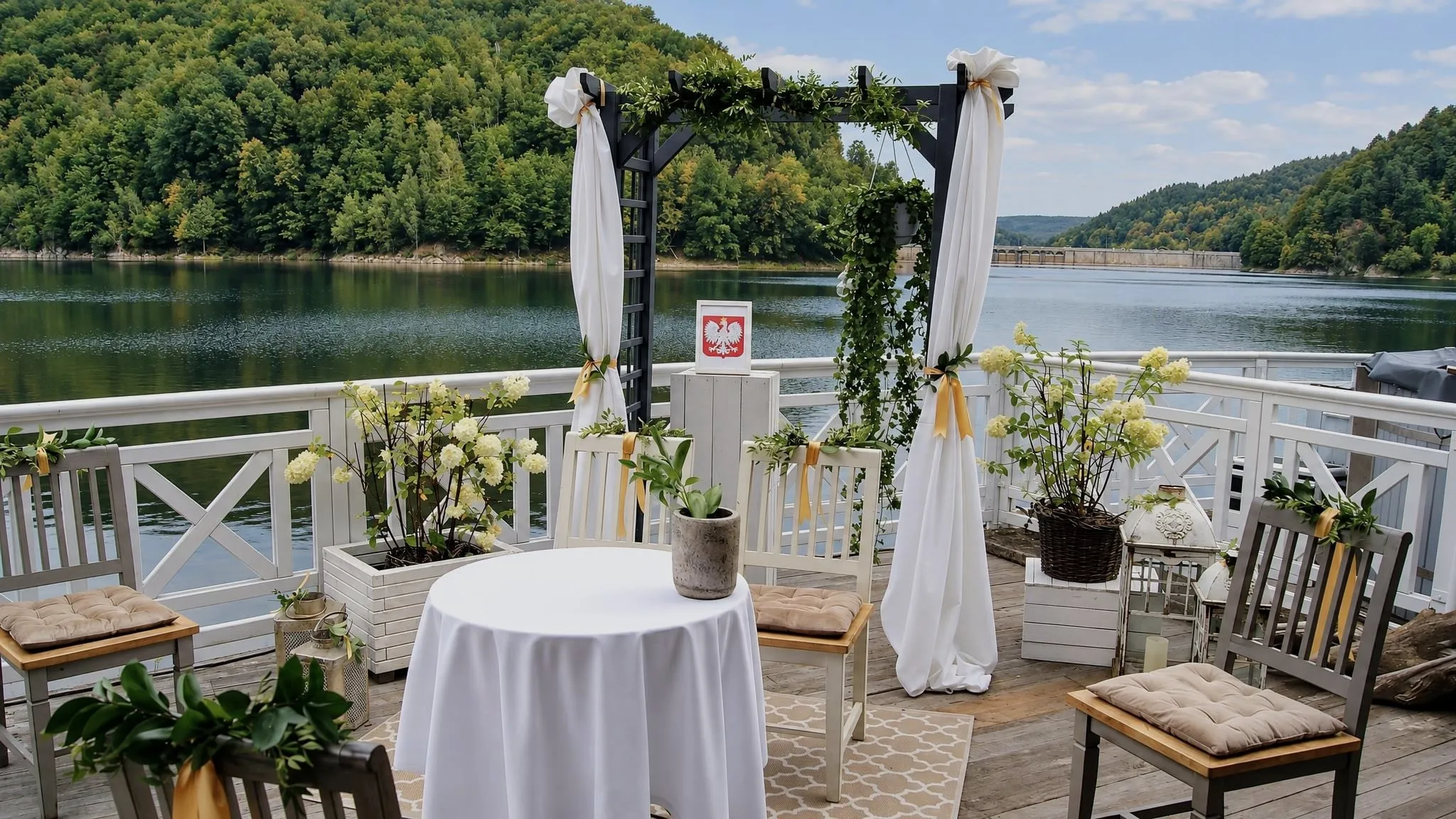 Ślub na tarasie nad wodą, biała pergola