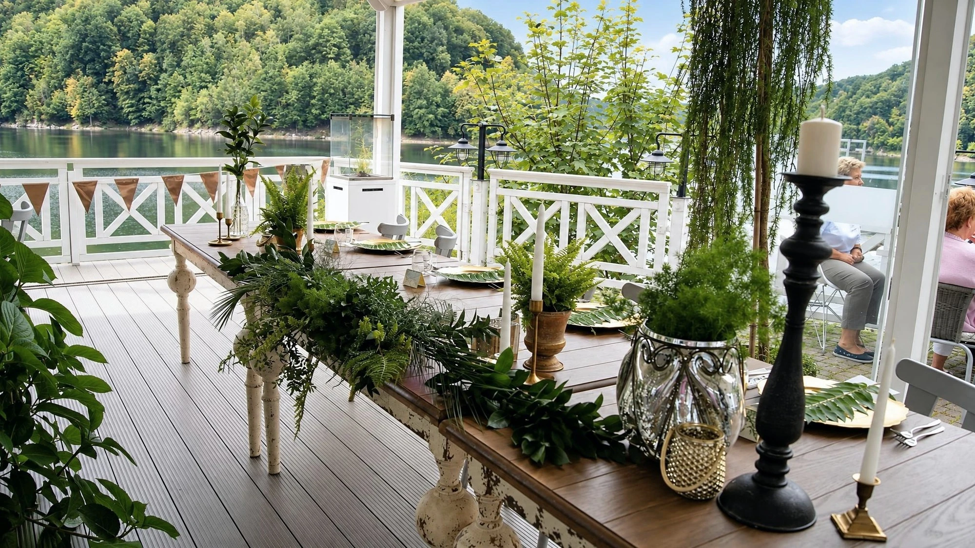 Letni taras restauracji Fregata z widokiem na Jezioro Bystrzyckie